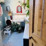 別荘 Characterful Victorian Terrace With Parking 10 Min Walk To The