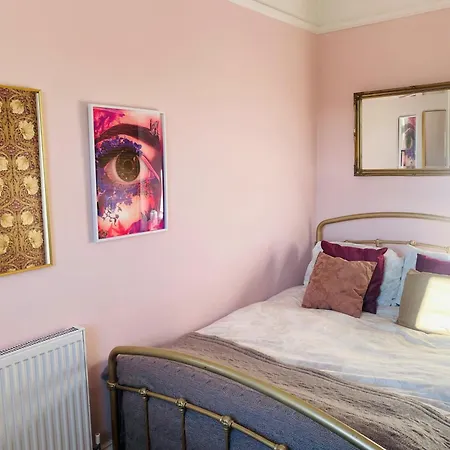 Characterful Victorian Terrace With Parking 10 Min Walk To The بيت للعطل