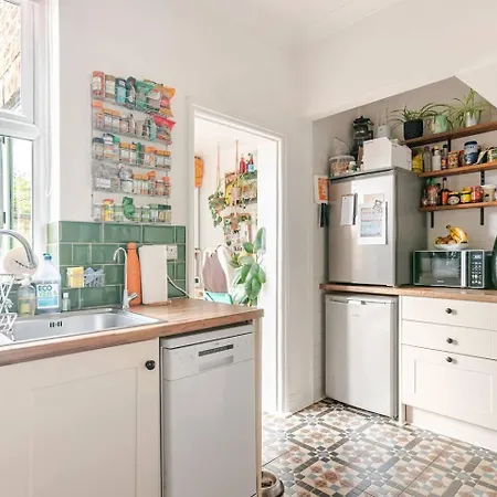 Characterful Victorian Terrace With Parking 10 Min Walk To The Holiday home