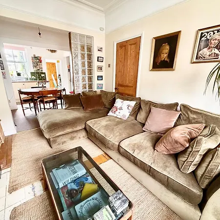 Characterful Victorian Terrace With Parking 10 Min Walk To The
