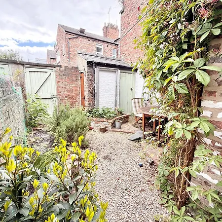 بيت للعطل Characterful Victorian Terrace With Parking 10 Min Walk To The *