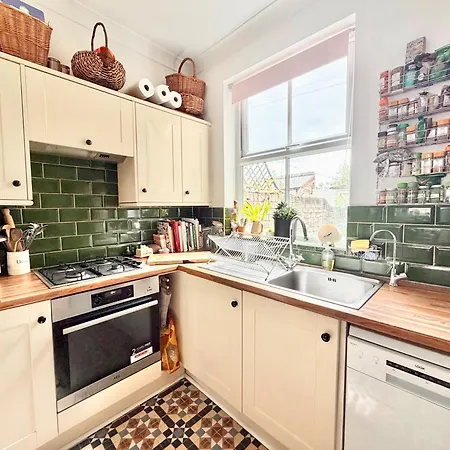 Characterful Victorian Terrace With Parking 10 Min Walk To The بيت للعطل