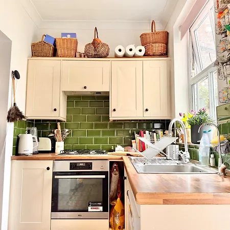 بيت للعطل Characterful Victorian Terrace With Parking 10 Min Walk To The *