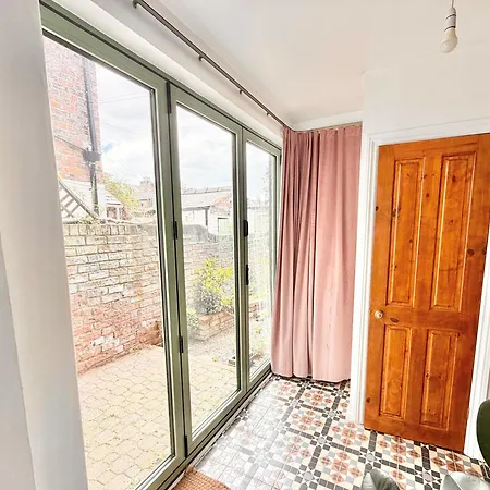 Characterful Victorian Terrace With Parking 10 Min Walk To The Holiday home *