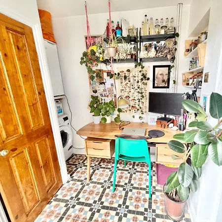 Characterful Victorian Terrace With Parking 10 Min Walk To The