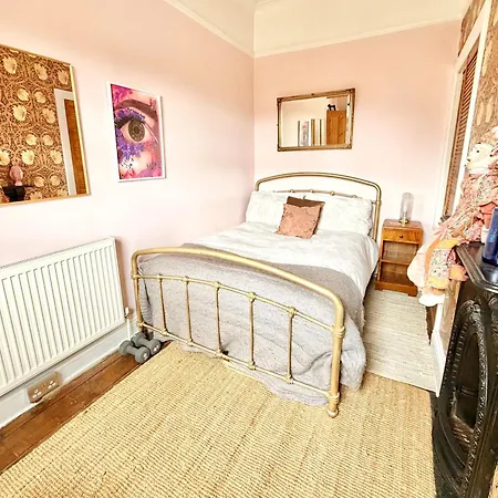 بيت للعطل Characterful Victorian Terrace With Parking 10 Min Walk To The