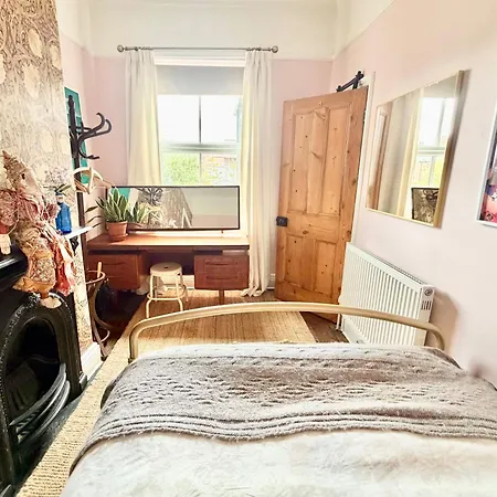 Characterful Victorian Terrace With Parking 10 Min Walk To The يورك