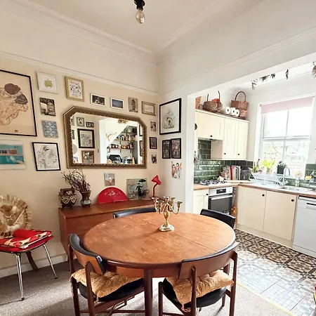 بيت للعطل Characterful Victorian Terrace With Parking 10 Min Walk To The
