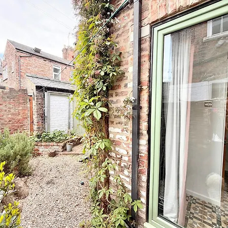 بيت للعطل Characterful Victorian Terrace With Parking 10 Min Walk To The *