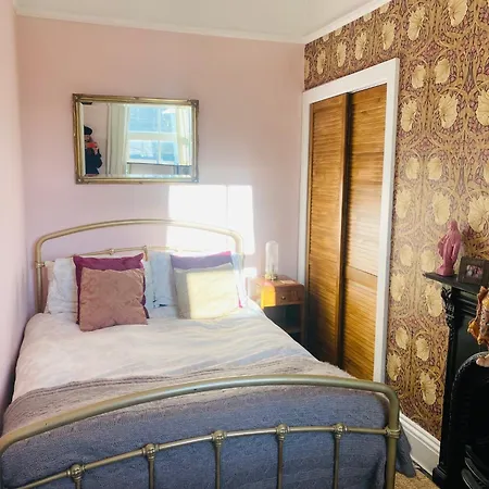 Сasa de vacaciones Characterful Victorian Terrace With Parking 10 Min Walk To The