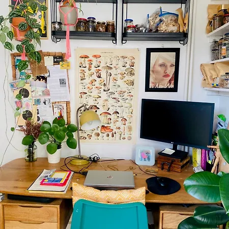 Characterful Victorian Terrace With Parking 10 Min Walk To The Holiday home
